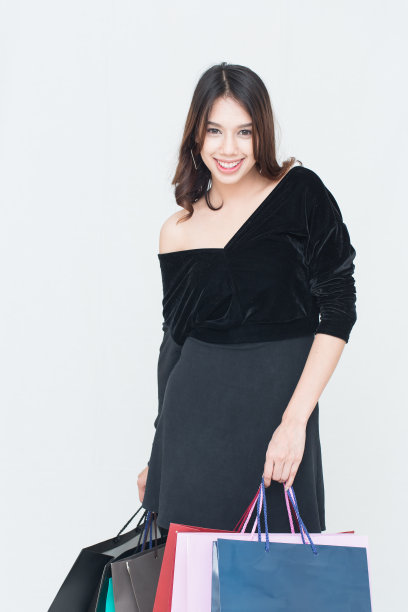 女人拿着购物袋图片下载