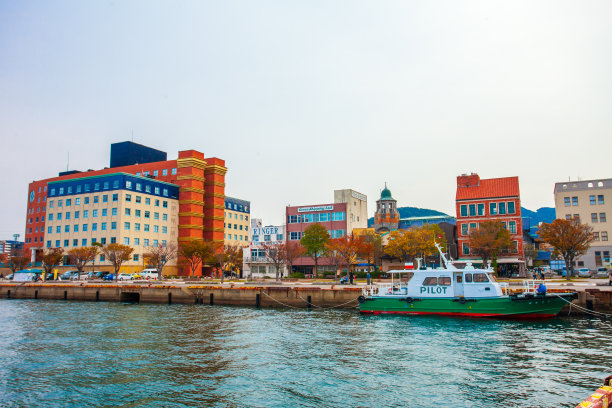 日本北九州——2016年11月20日:日本福冈北九州Mojiko港和Kanmonkyo吊桥上的大型运输船。图片下载