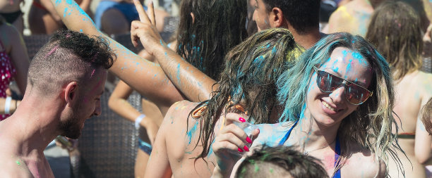 欢乐的夫妇有乐趣在户外海滩派对音乐节图片下载