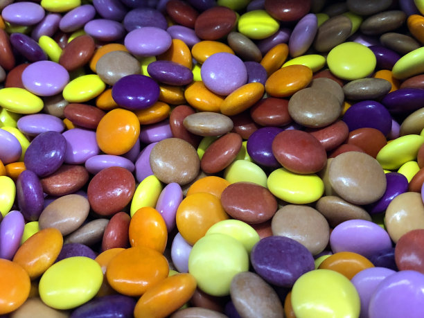 松散的彩虹彩色smarties糖果糖果糖果在传统的英国糖果店出售的图片和混合，多种颜色的果冻豆混合物，准备购买和吃在电影院不健康的旅行图片下载