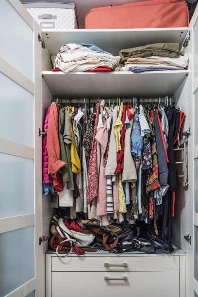 装满衣服的衣橱图片下载