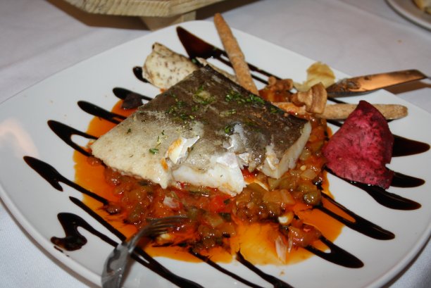 鳕鱼和少量蔬菜图片下载