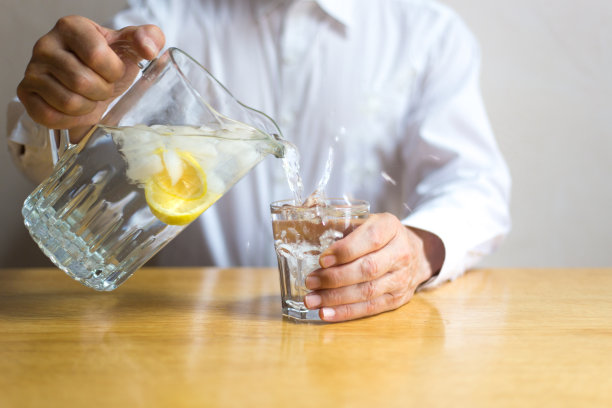 过度盛水的分心男子图片下载