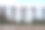 背景是公园里的树木，蓝天被修剪成矩形。几何图形。图片下载