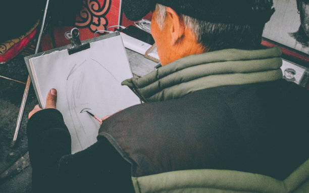 一位中国艺术家在街头作画图片下载