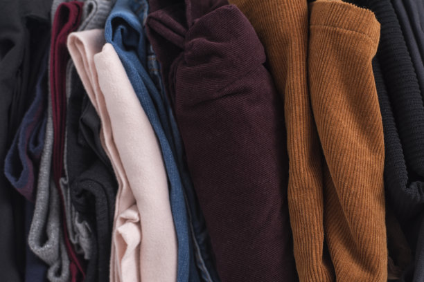 一堆五颜六色的保暖衣服。抽象的背景图片下载