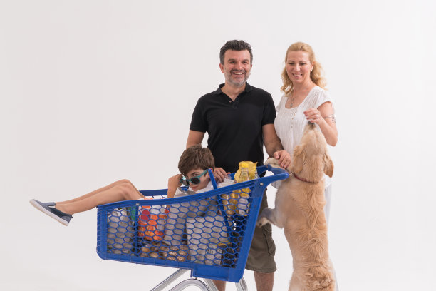 快乐的家庭在购物与她的狗的乐趣图片下载