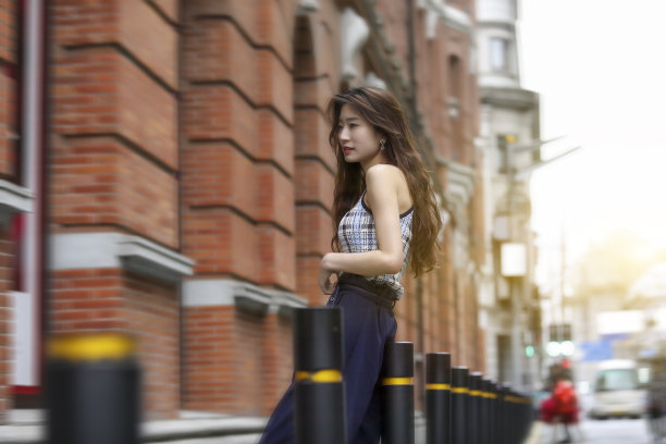 上海街头的亚洲时尚美女图片下载
