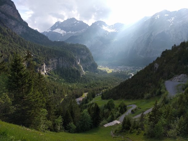 从Oeschinen湖徒步前往Kandersteg图片下载