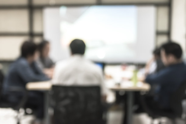 模糊办公室会议背景商务人员工作组在会议室的讨论图片下载