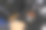 现磨的咖啡豆放在咖啡研磨机的过滤网中图片下载