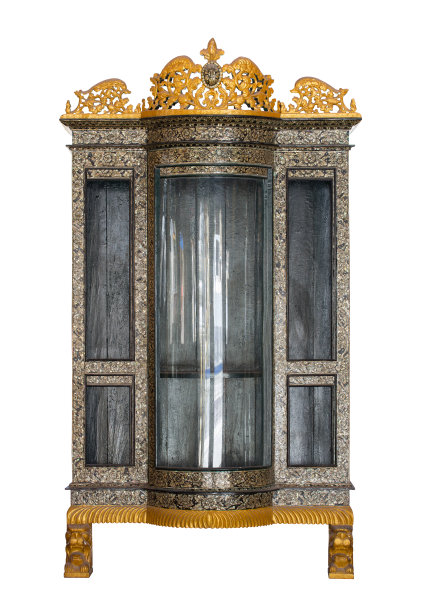 古色古香的木柜孤立在白色的夹道上图片下载