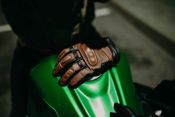 棕色皮革摩托车手套，为摩托车手，装备。图片下载