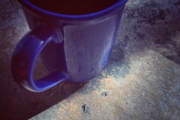 木桌上的热咖啡，意式浓缩咖啡，带烟的新鲜咖啡。商务时间有咖啡和自由空间的文字，工业食品和饮料的概念。图片下载