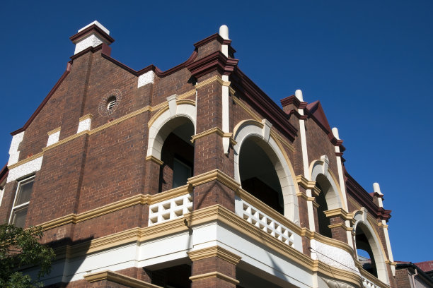 联邦风格的两层砖砌办公大楼图片下载