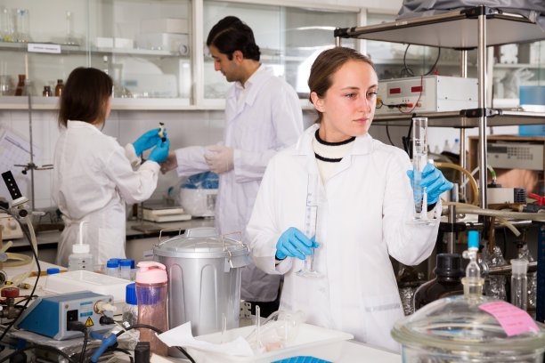 负责试剂工作的女性实验室技术员图片下载