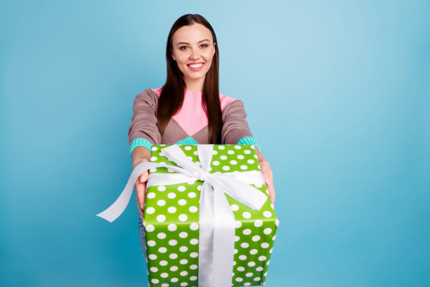 画像的白色可爱的内容宁静甜美的女孩抱着大包裹在虚线纸盒给你孤立生动的背景图片下载