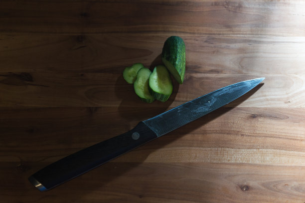 锋利的刀和新鲜的黄瓜图片下载