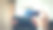 女人手里拿着信用卡，按下笔记本电脑输入产品的支付代码。网上支付方便。图片下载