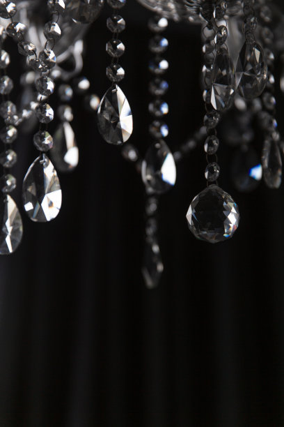 吊灯与吊坠，孤立的黑色选择性焦点图片下载