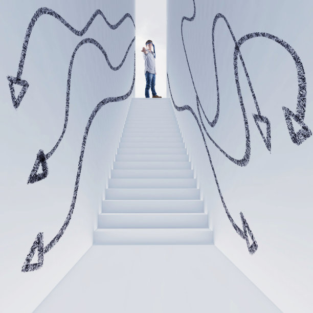 白色的大厅，有楼梯，墙上画着箭头。图片下载