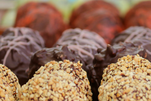 这是一幅自制巧克力松露配方糖果的图片，上面涂着花生酱、可可、杏仁、巧克力松露布朗尼和树莓，还有奢华的巧克力球图片下载