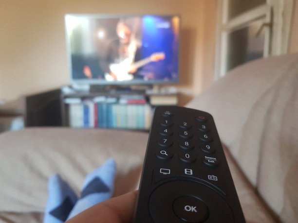 放松和看电视图片下载