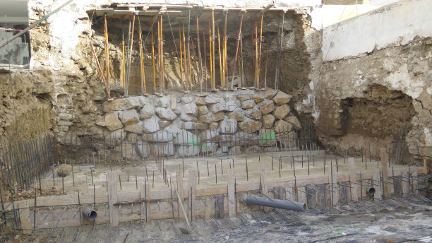 新建筑工地等待排水和其他服务的钢框架图片下载