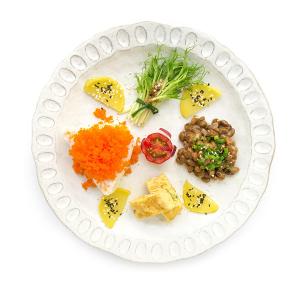 早餐套餐以米饭或刺饭上铺tobiko蛋炸鱼，甜蛋，纳豆上铺洋葱春和豌豆芽芝麻沙司装饰泡菜萝卜和番茄雕刻，融合日本风味的健康食物图片下载