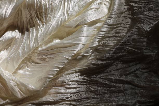 非常精致美丽，优雅的轻白色背景-自然哑光和有光泽的丝绸在布料，褶皱，褶皱的婚礼贺卡，精致庄重的背景图片下载