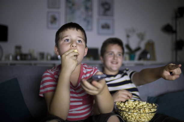 男孩子们在看电影图片下载