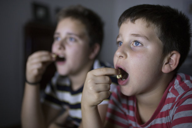 男孩子们在看电影图片下载