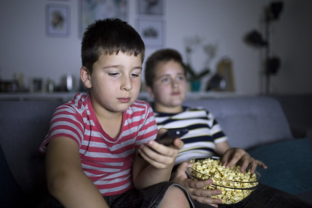 男孩子们在看电影图片下载