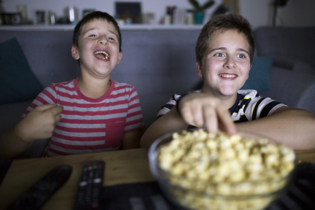 男孩子们在看电影图片下载