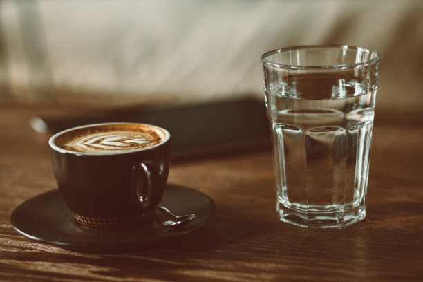 晚些时候，在一杯咖啡旁边再来一杯清爽的水图片下载