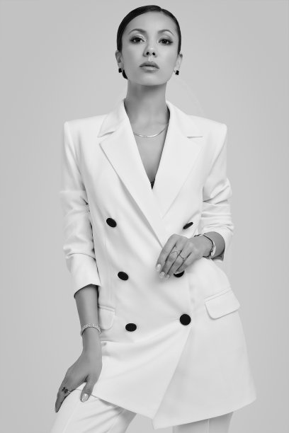 漂亮的拉丁女人穿着时尚的白色套装图片下载