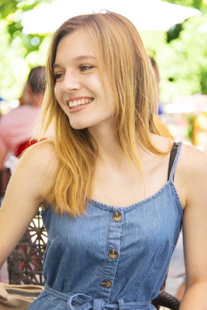 快乐的美女，十几岁，坐在一张咖啡库存照片前图片下载