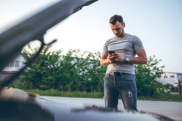 在坏掉的车旁边发短信图片下载