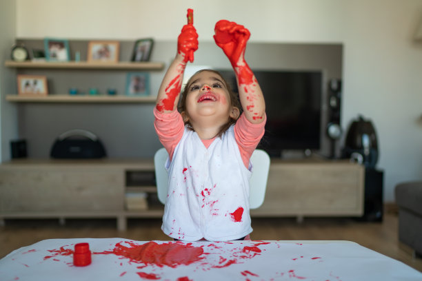 一个儿童艺术家的手图片下载