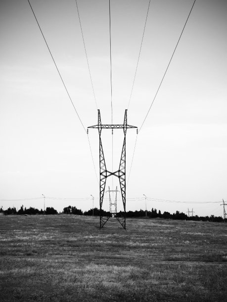 日落时的电线杆。电塔。图片下载