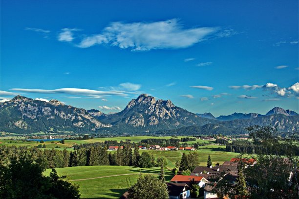 全景湖啤酒花Säuling在背景。Ost-Allgau,巴伐利亚,德国。图片下载