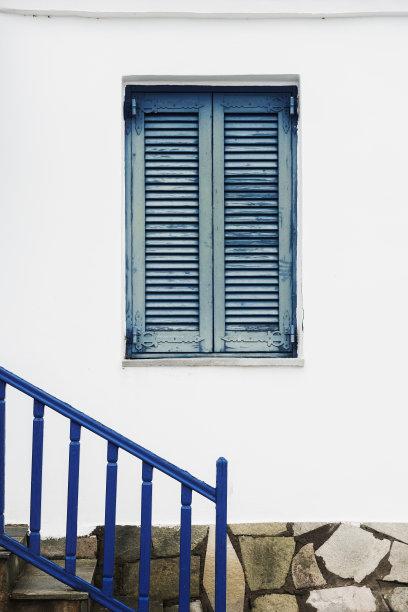 靠近希腊chalkidiki海滩的传统希腊蓝色窗口，你的文本空间图片下载