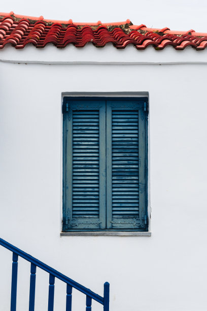 靠近希腊chalkidiki海滩的传统希腊蓝色窗口，你的文本空间图片下载