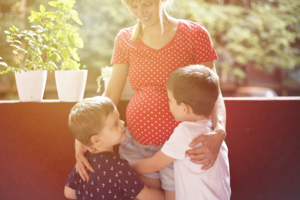 已经爱上了新出生的孩子图片下载