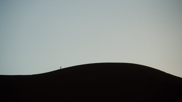 沙丘上奔跑的剪影图片下载