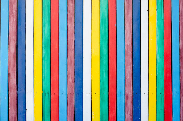 以彩色木板为背景的招贴。多色墙的全帧拍摄。图片下载