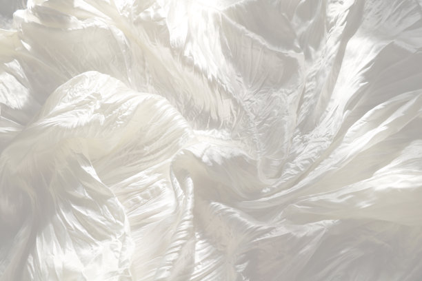 非常温柔细腻美丽优雅的淡白模糊背景-自然哑光和有光泽的丝绸在布料，褶皱，皱纹的婚礼贺卡，精致庄重的背景图片下载
