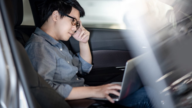 亚洲商人在车里感到压力图片下载