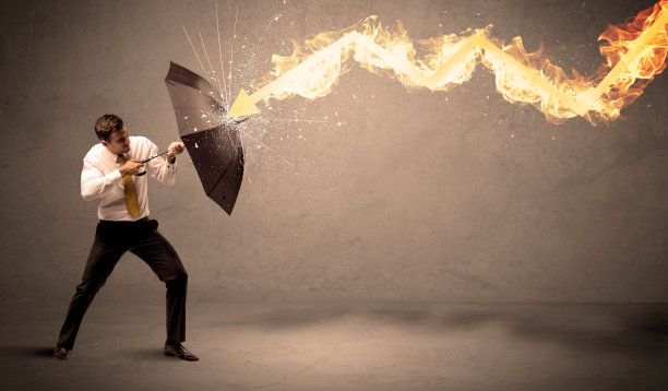 一个拿着伞保护自己不被箭射中的商人图片下载