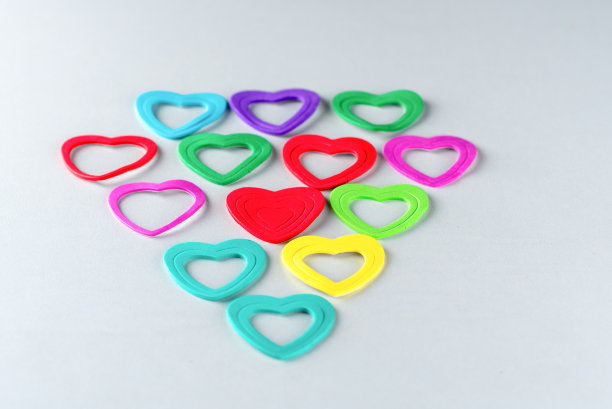 一组彩色的心在白色的背景。图片下载